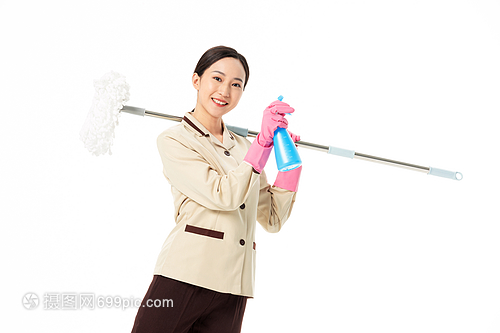家政服务中的女性清洁工作 玻璃清洗与保洁服务的专业形象